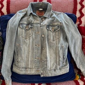 Lightly worn perfect faded Levi jacket.